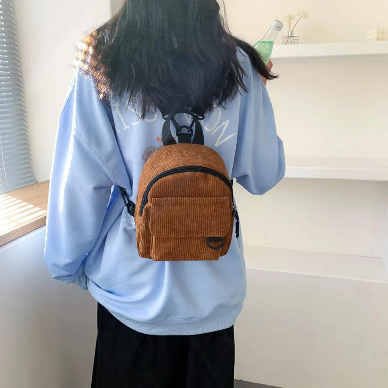 Mini Mochila em Corduroy: Estilo e Praticidade para o Dia a Dia